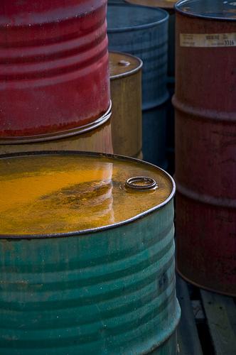 bild på oljefat i olika färger