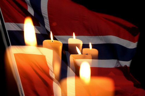 Norsk flagga med stearinljus