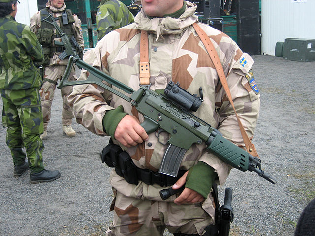 Bild på en svensk soldat med automatgevär